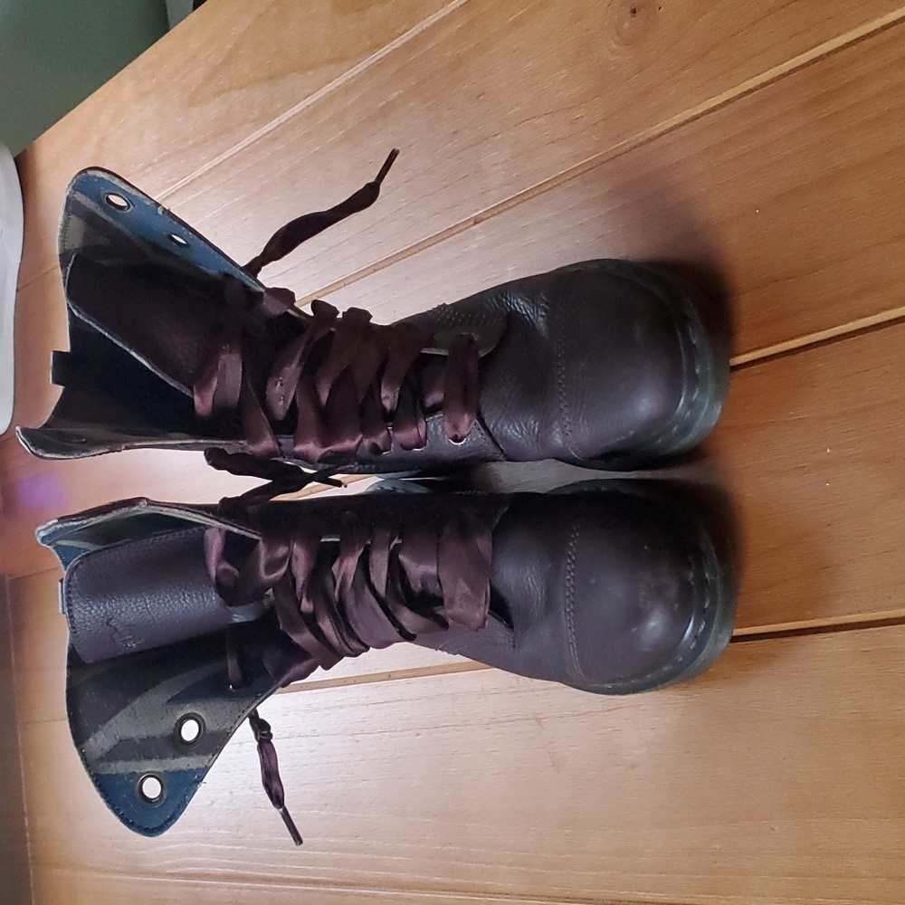 Dr. Martens - Combat boot with ribbon laces